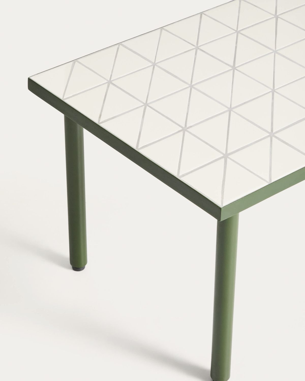 Mesa auxiliar Maurina de acero galvanizado verde con azulejos color crudo 81 x 51 cm