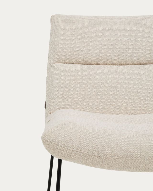 Butaca Asen de chenilla beige y patas de acero negro FSC 100%