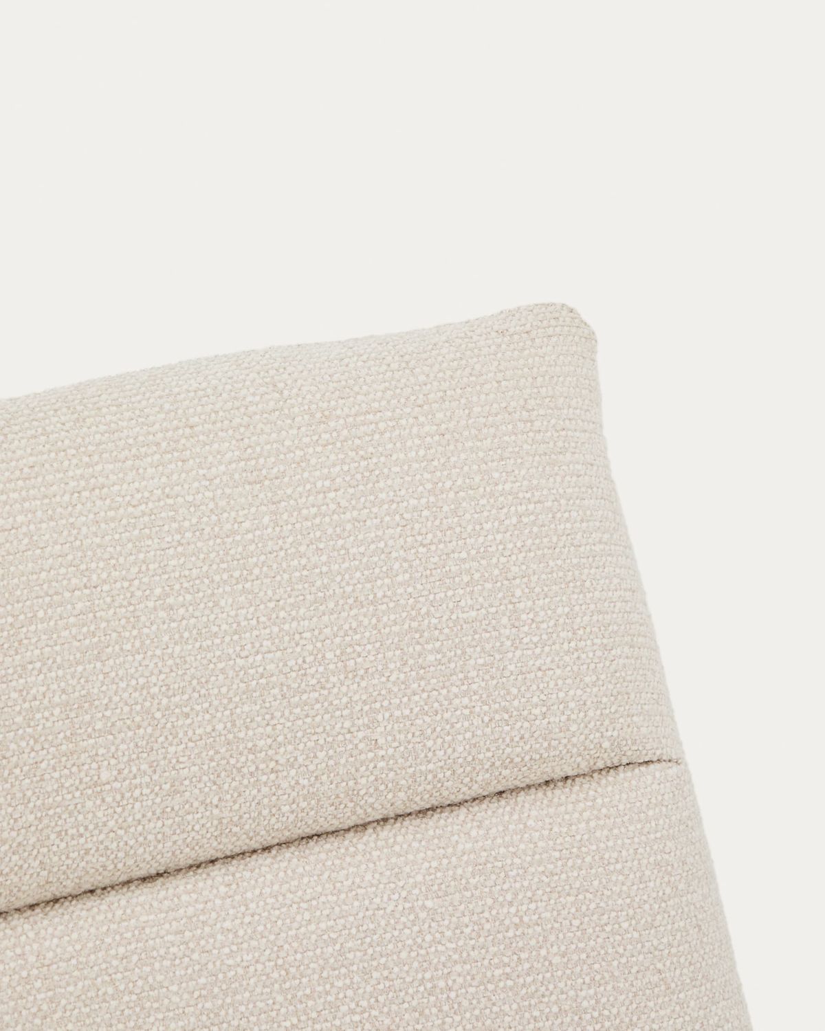 Butaca Asen de chenilla beige y patas de acero negro FSC 100%