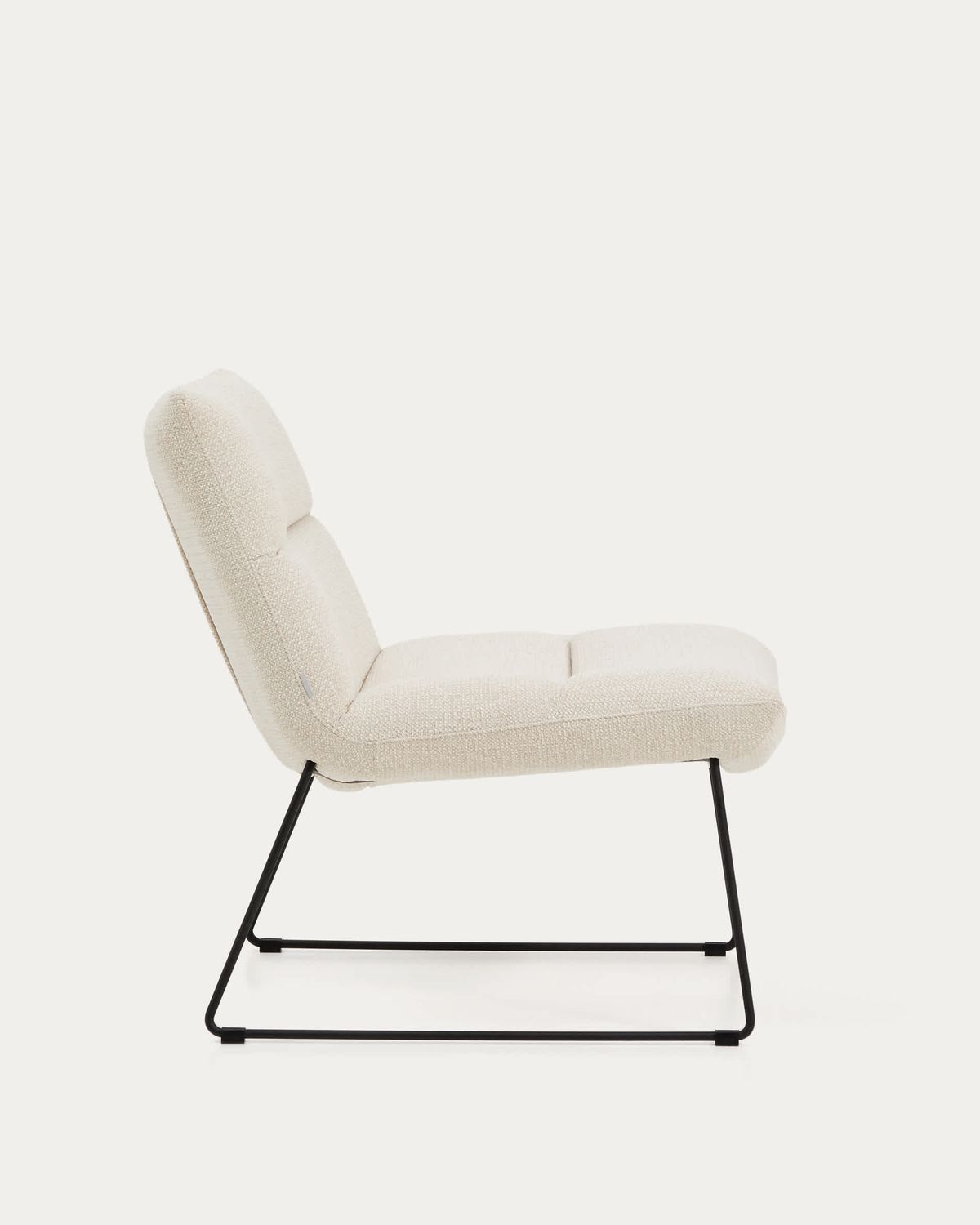 Butaca Asen de chenilla beige y patas de acero negro FSC 100%
