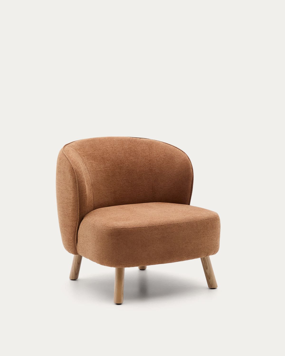Butaca Ulit de chenilla terracota y patas de madera maciza de fresno acabado natural