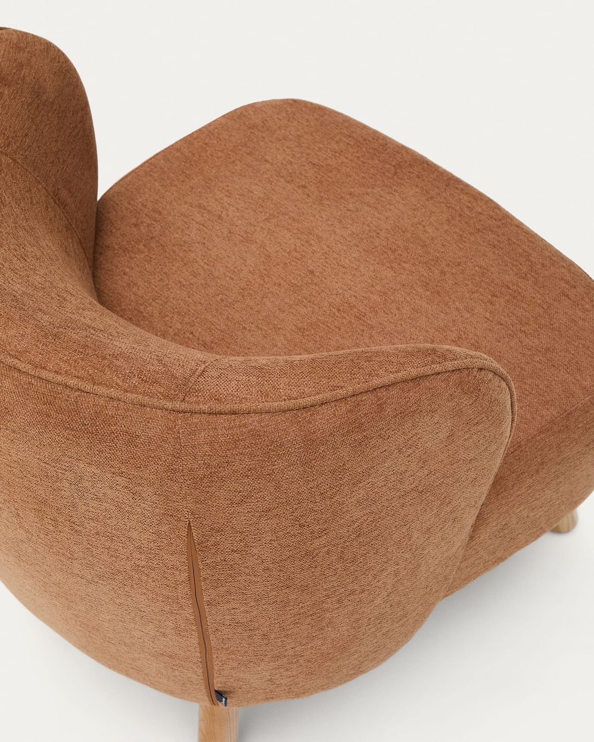 Butaca Ulit de chenilla terracota y patas de madera maciza de fresno acabado natural