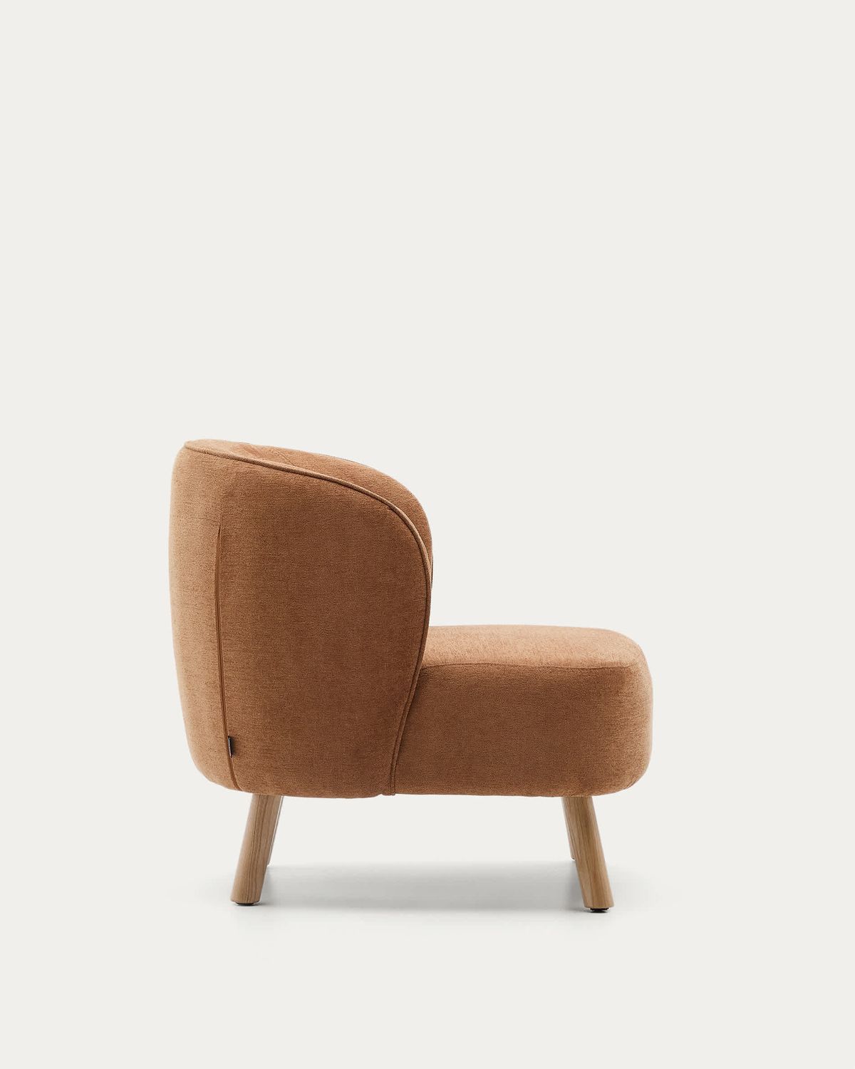 Butaca Ulit de chenilla terracota y patas de madera maciza de fresno acabado natural