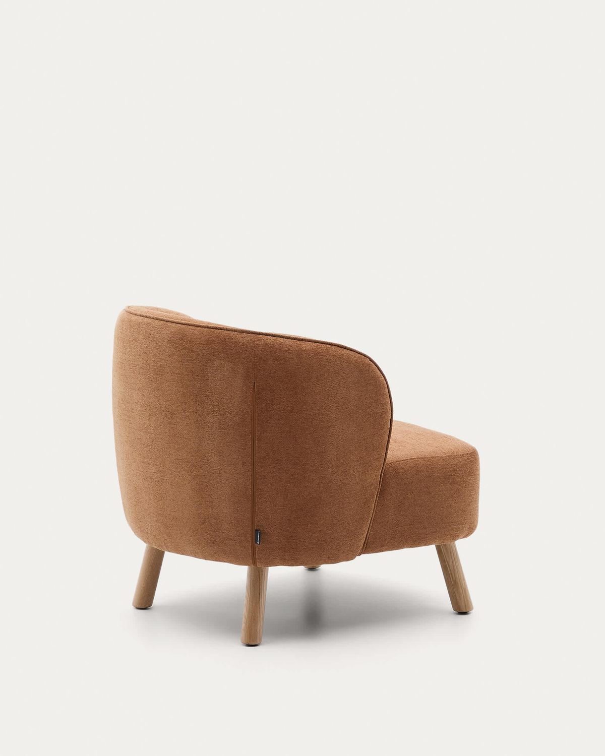 Butaca Ulit de chenilla terracota y patas de madera maciza de fresno acabado natural
