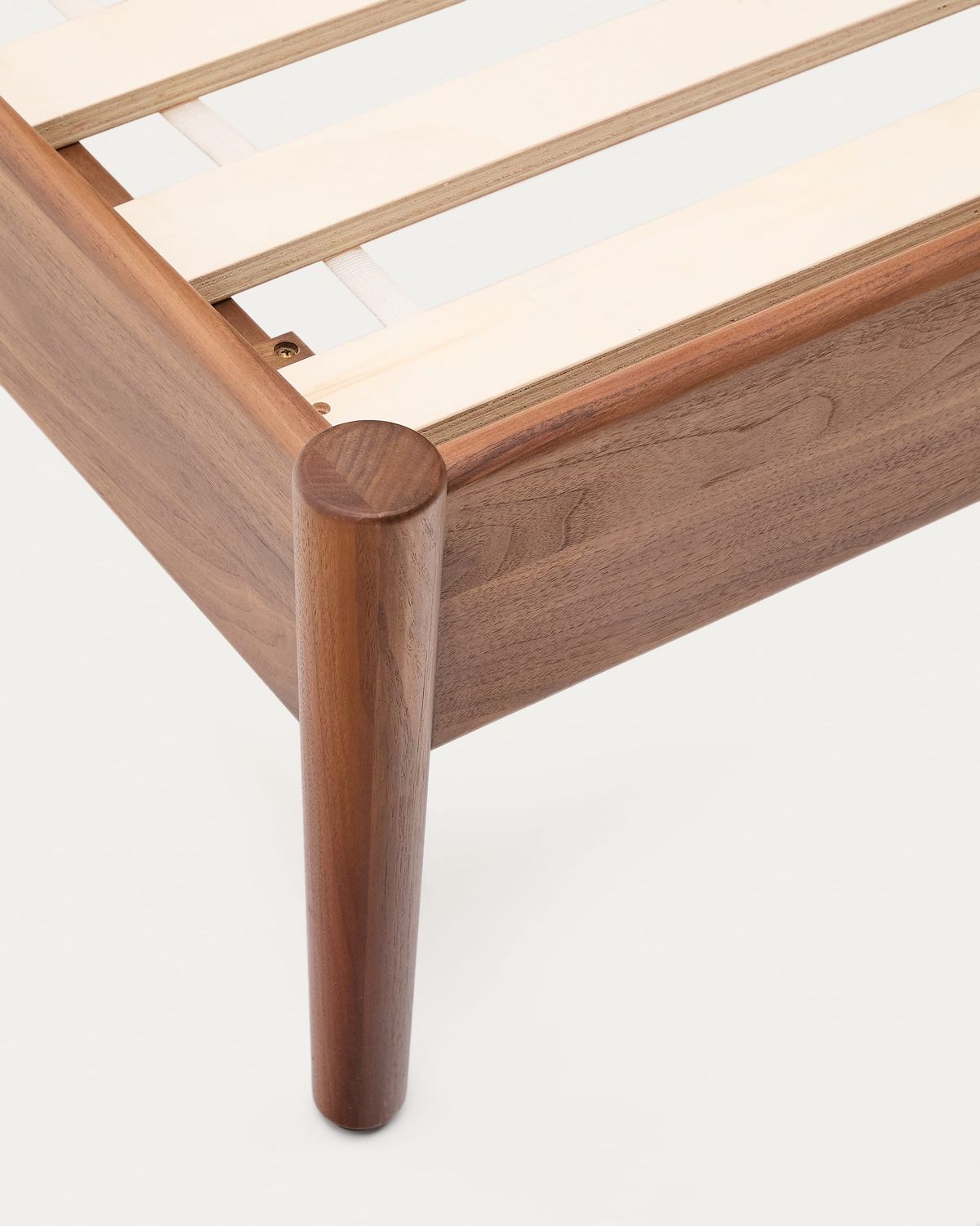 Cama Elan de chapa y madera maciza de nogal con cuerda colchón 180 x 200 cm