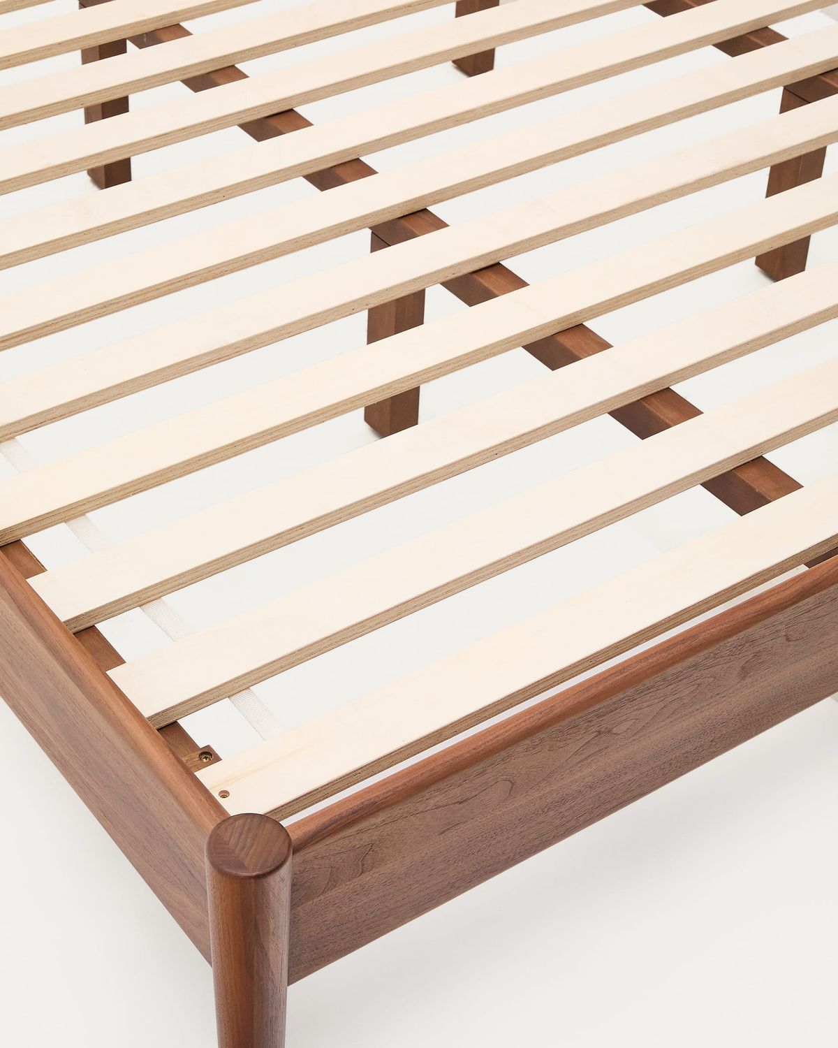 Cama Elan de chapa y madera maciza de nogal con cuerda colchón 180 x 200 cm
