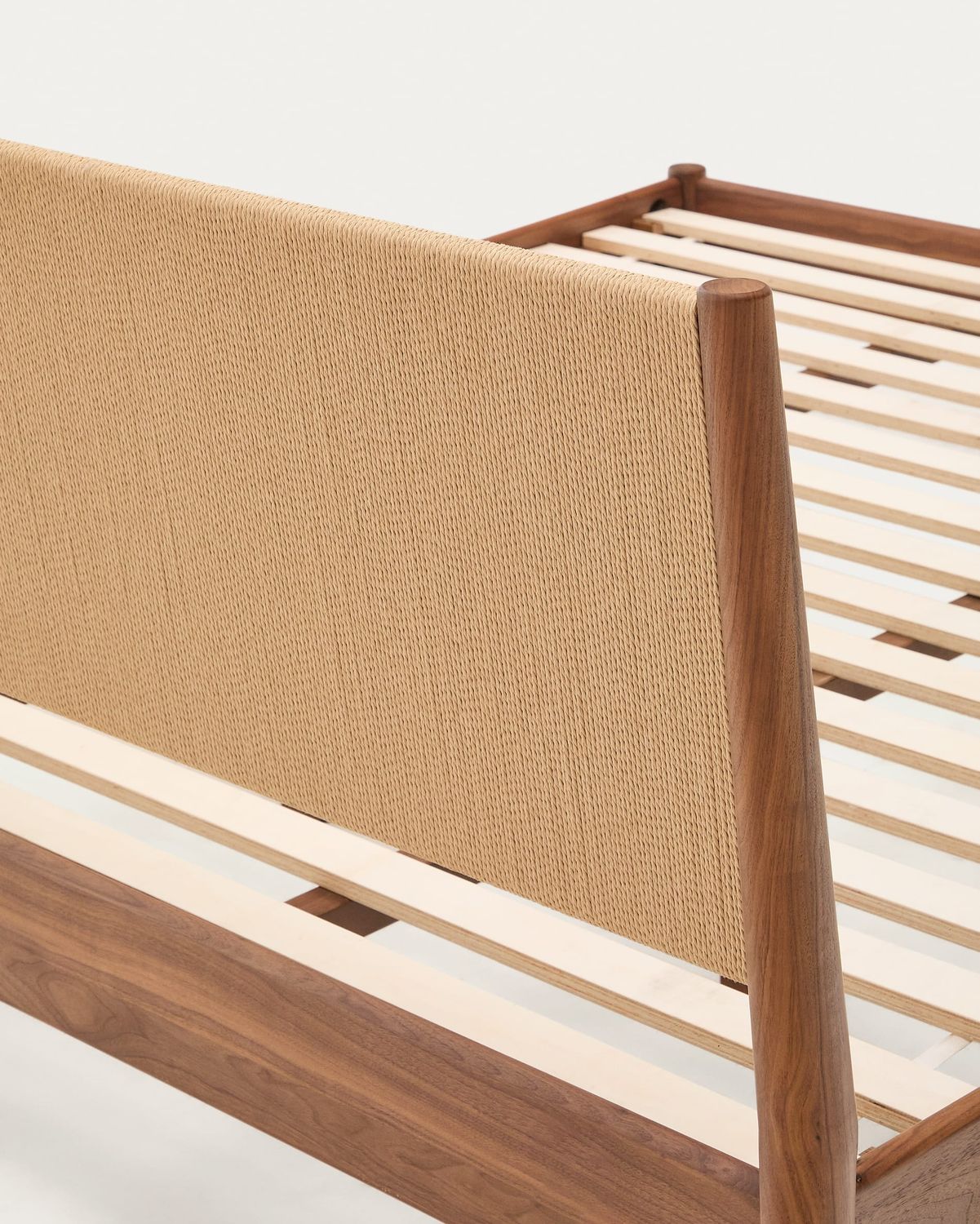 Cama Elan de chapa y madera maciza de nogal con cuerda colchón 180 x 200 cm