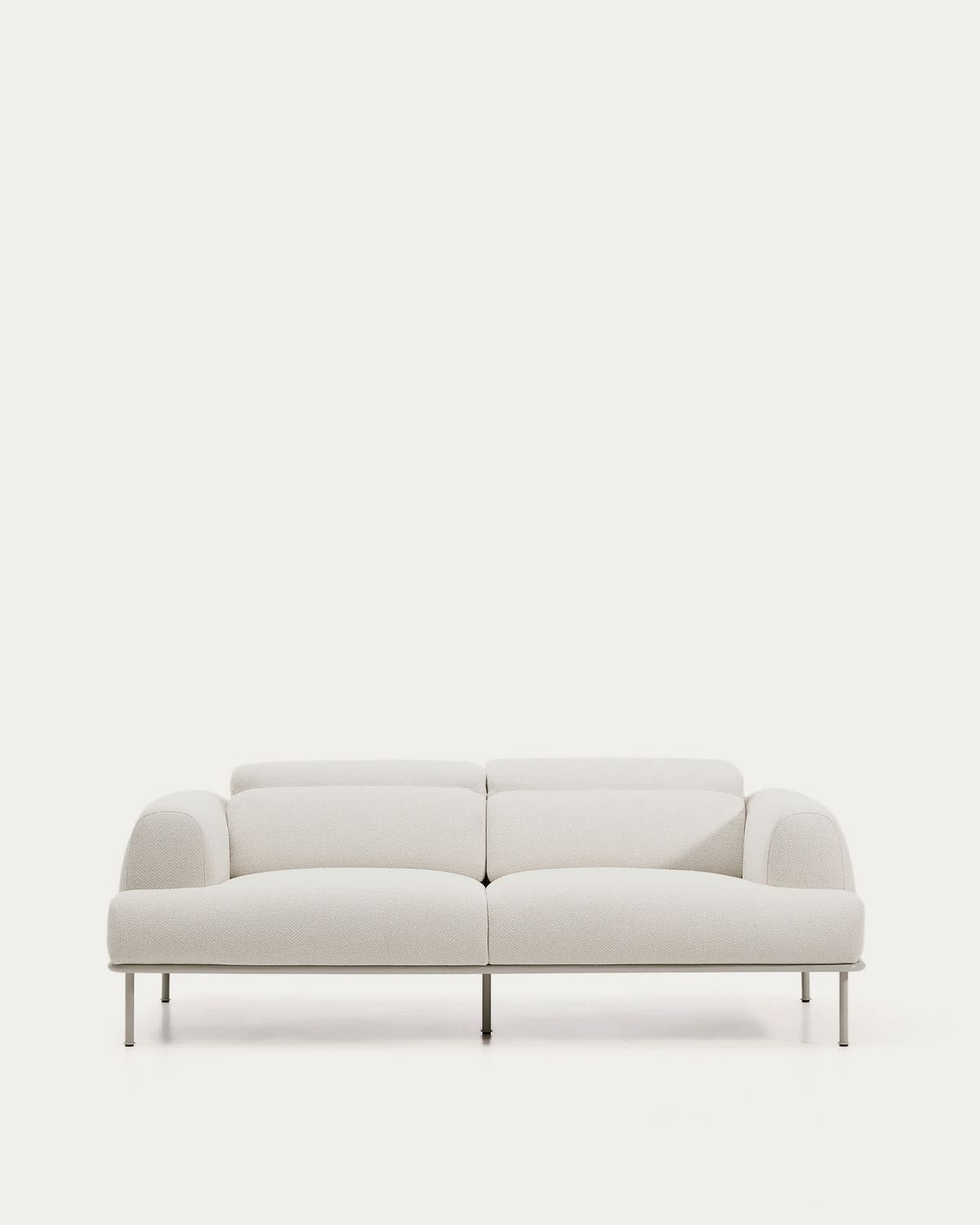 Sofá Aurum 3 plazas chenilla crudo con cabecero reclinable y base de metal beige mate 234 cm FSC Mix Credit
