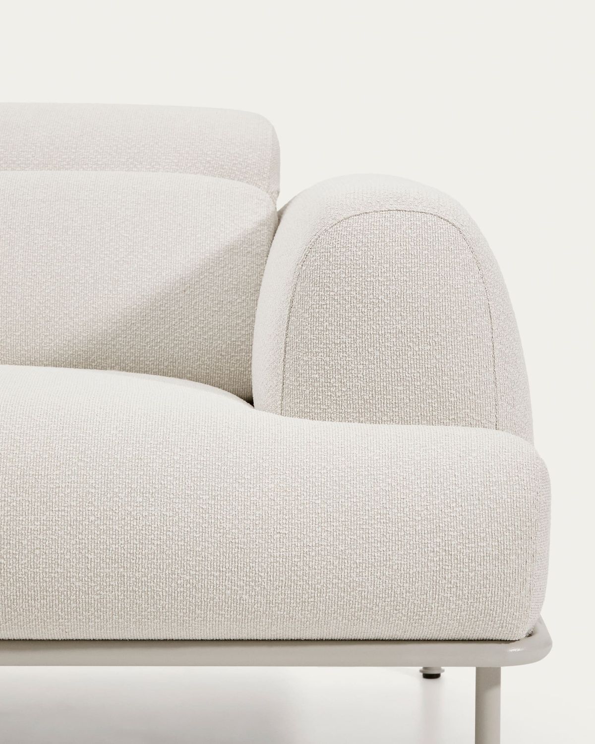 Sofá Aurum 3 plazas chenilla crudo con cabecero reclinable y base de metal beige mate 234 cm FSC Mix Credit