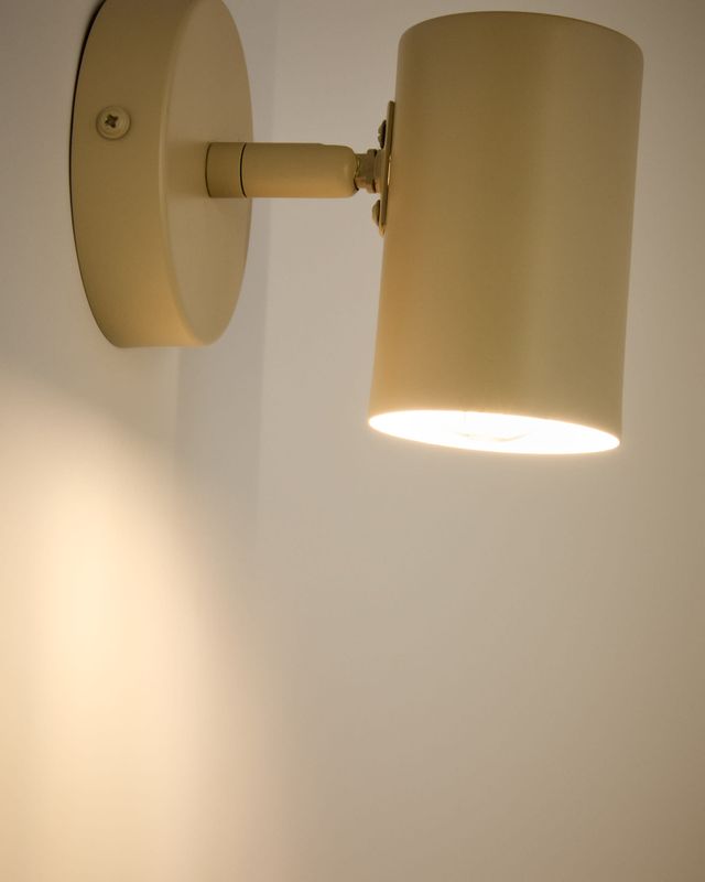 Aplique de pared Manie de metal con acabado texturizado beige