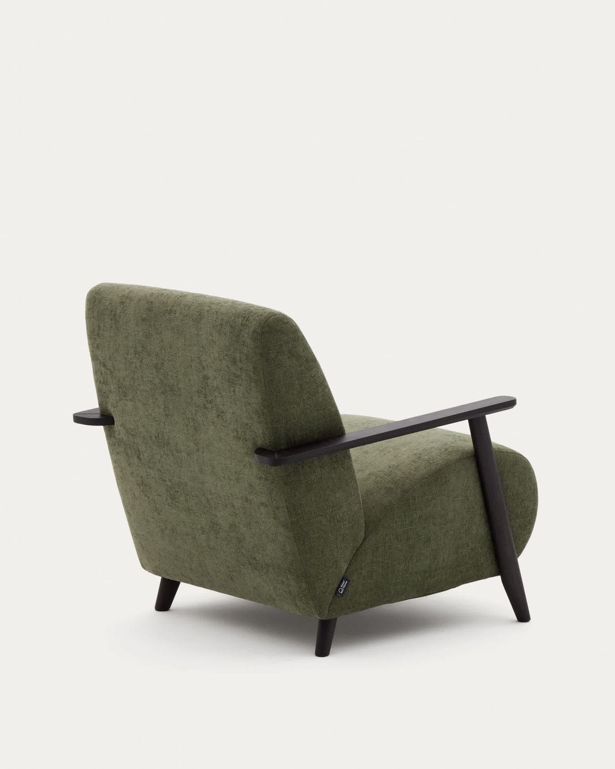 Butaca Meghan de chenilla verde y madera maciza de fresno con acabado wengué FSC Mix Credit