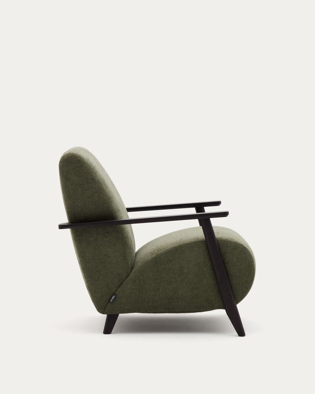 Butaca Meghan de chenilla verde y madera maciza de fresno con acabado wengué FSC Mix Credit