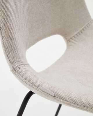 Silla Zahara beige y patas de acero con acabado negro FSC 100%
