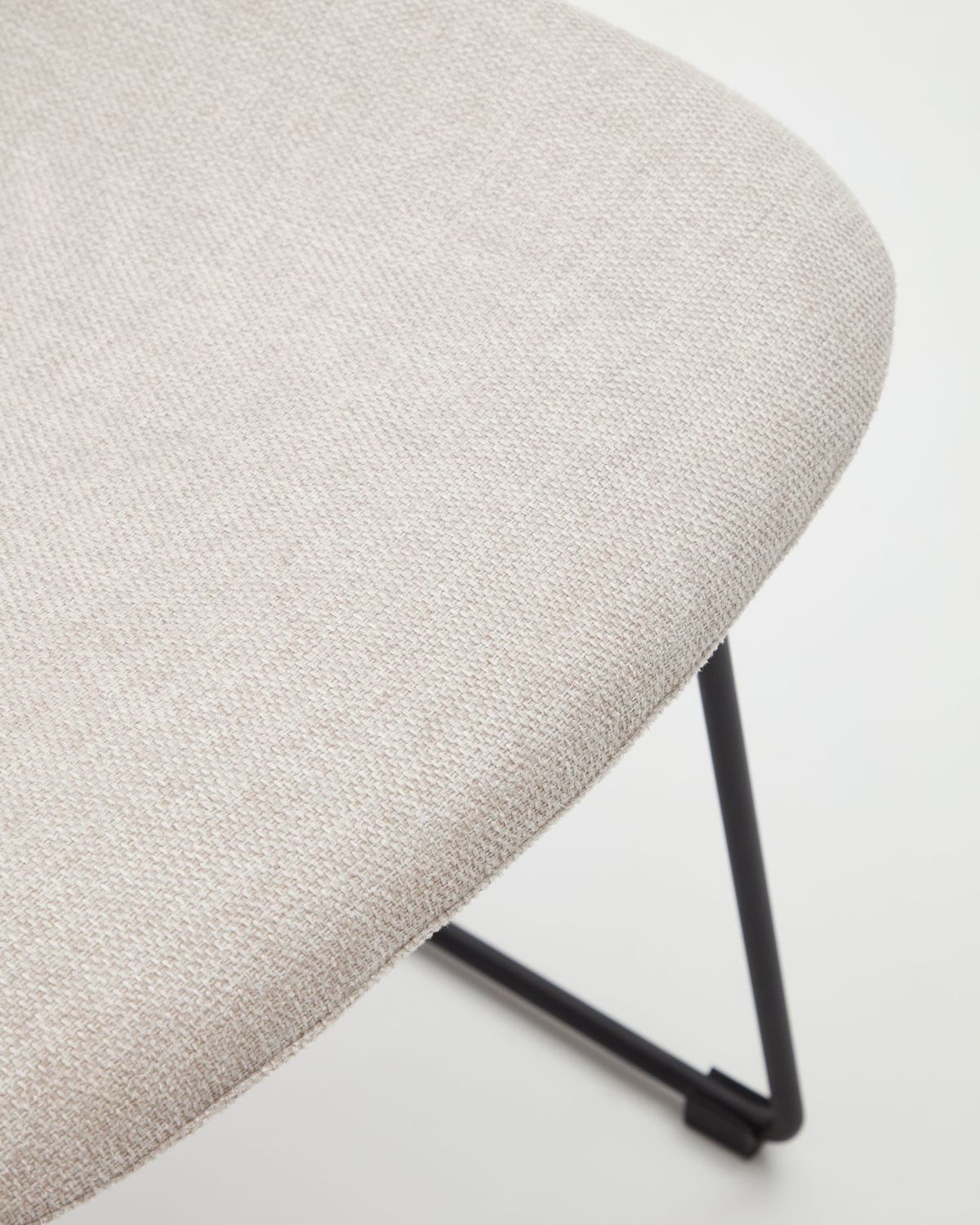 Silla Zahara beige y patas de acero con acabado negro FSC 100%