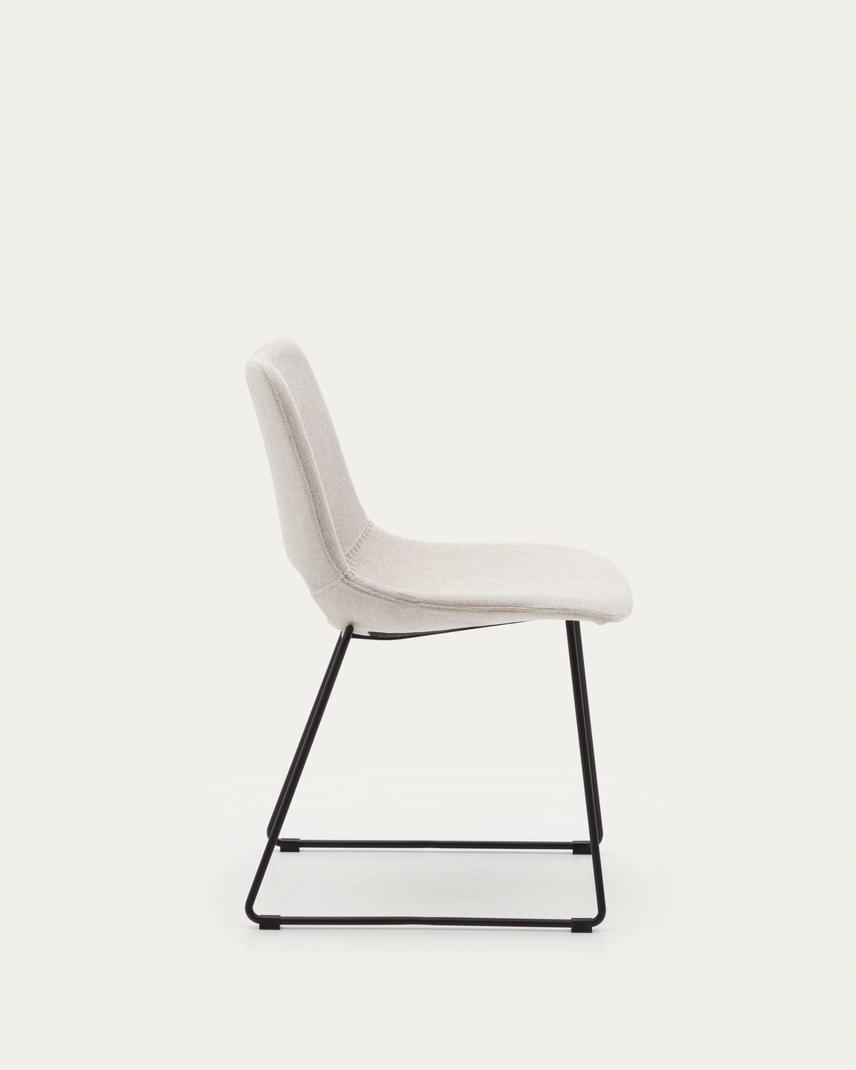 Silla Zahara beige y patas de acero con acabado negro FSC 100%