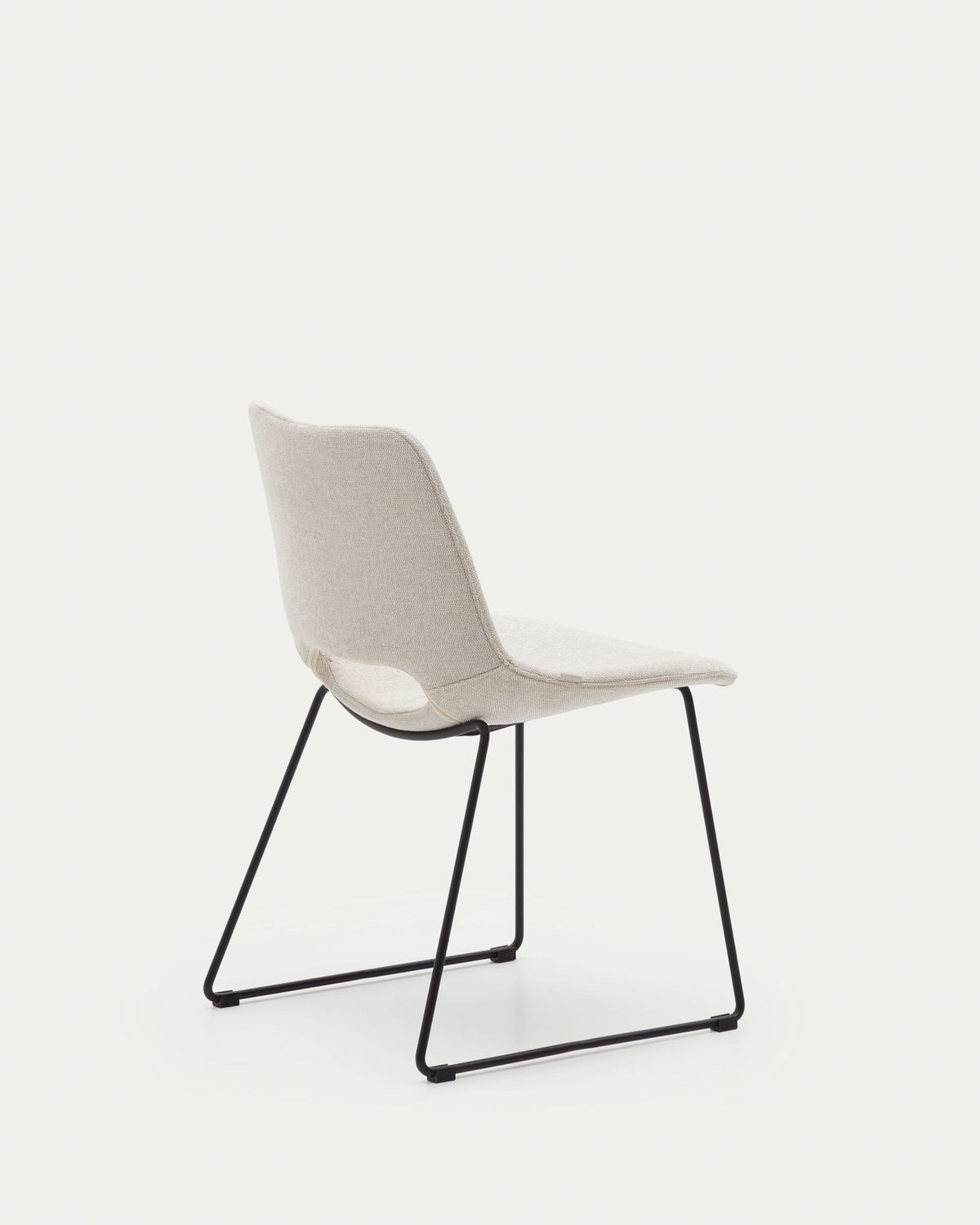 Silla Zahara beige y patas de acero con acabado negro FSC 100%