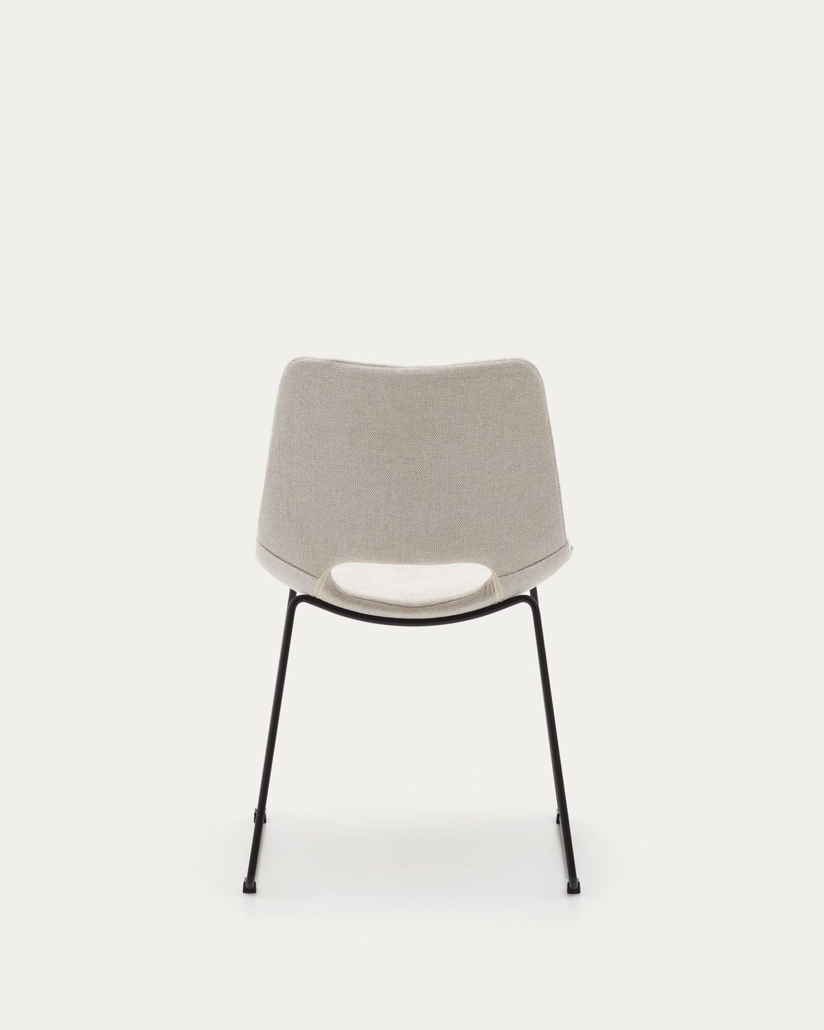 Silla Zahara beige y patas de acero con acabado negro FSC 100%