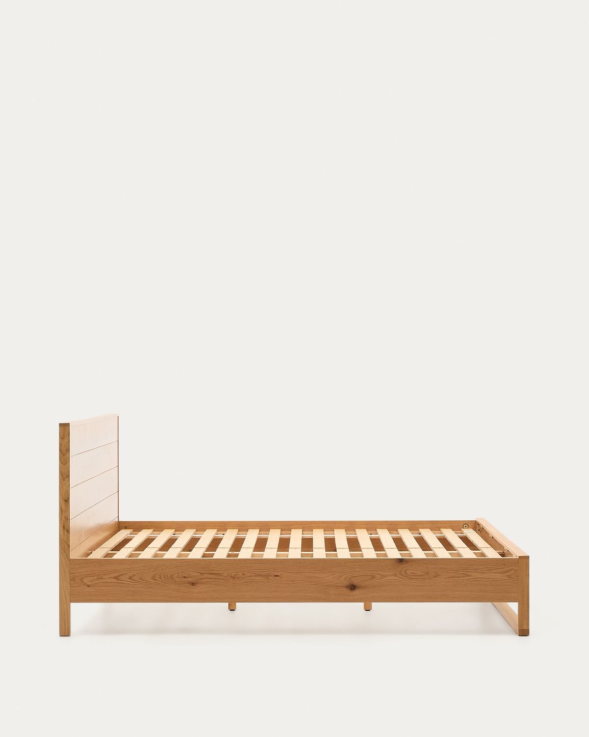 Cama Alguema en chapa de roble con acabado natural para colchón de 180 x 200 cm
