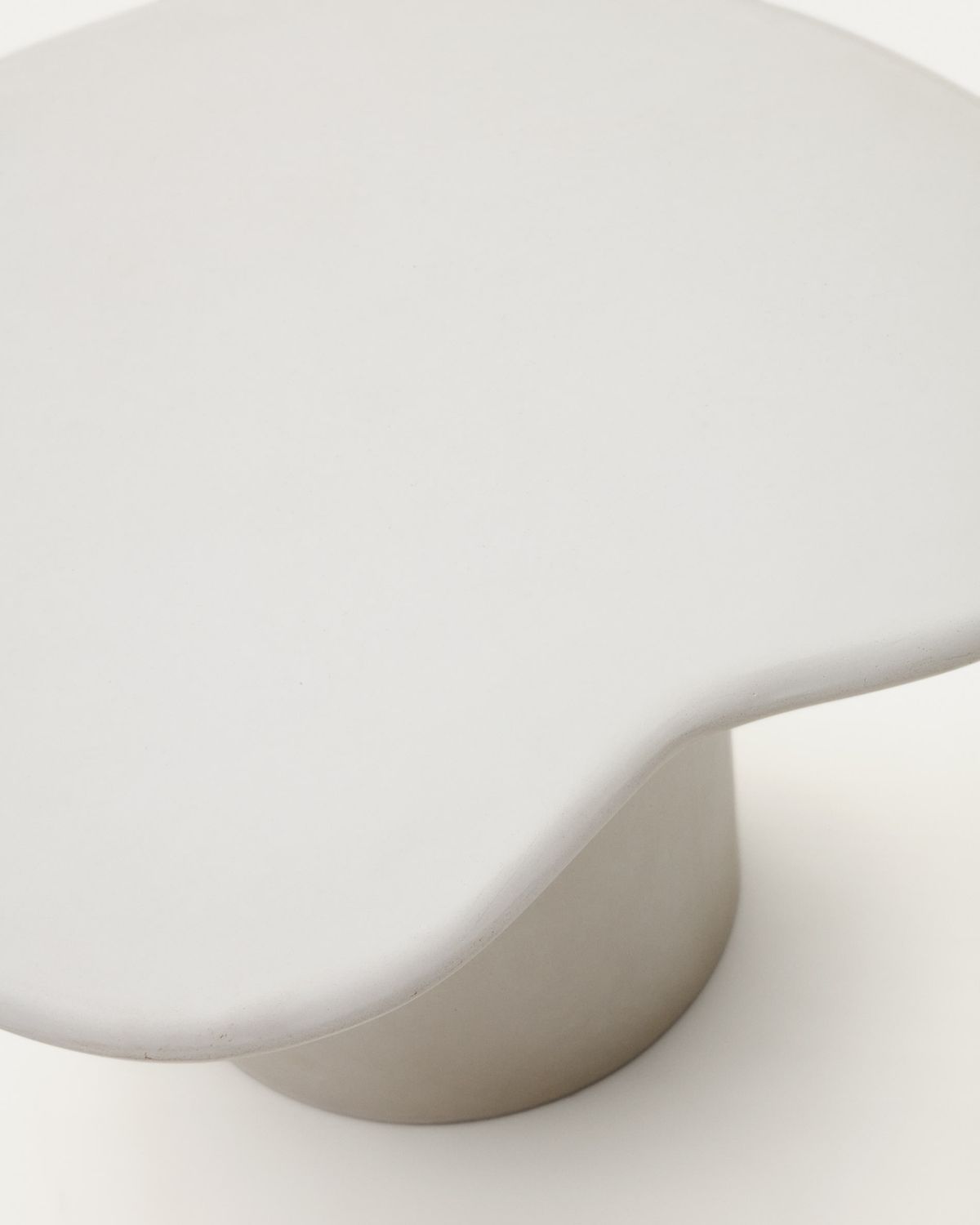 Mesa de centro Macarella de cemento blanco 83 x 77 cm