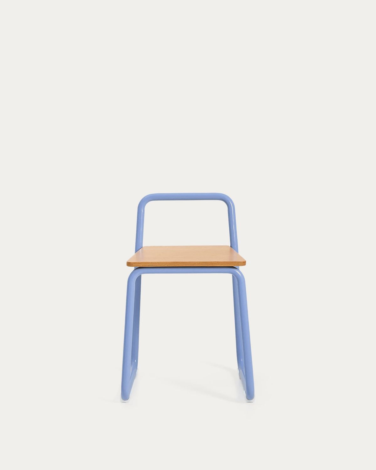 Silla Tinn de chapa de fresno y estructura de metal azul