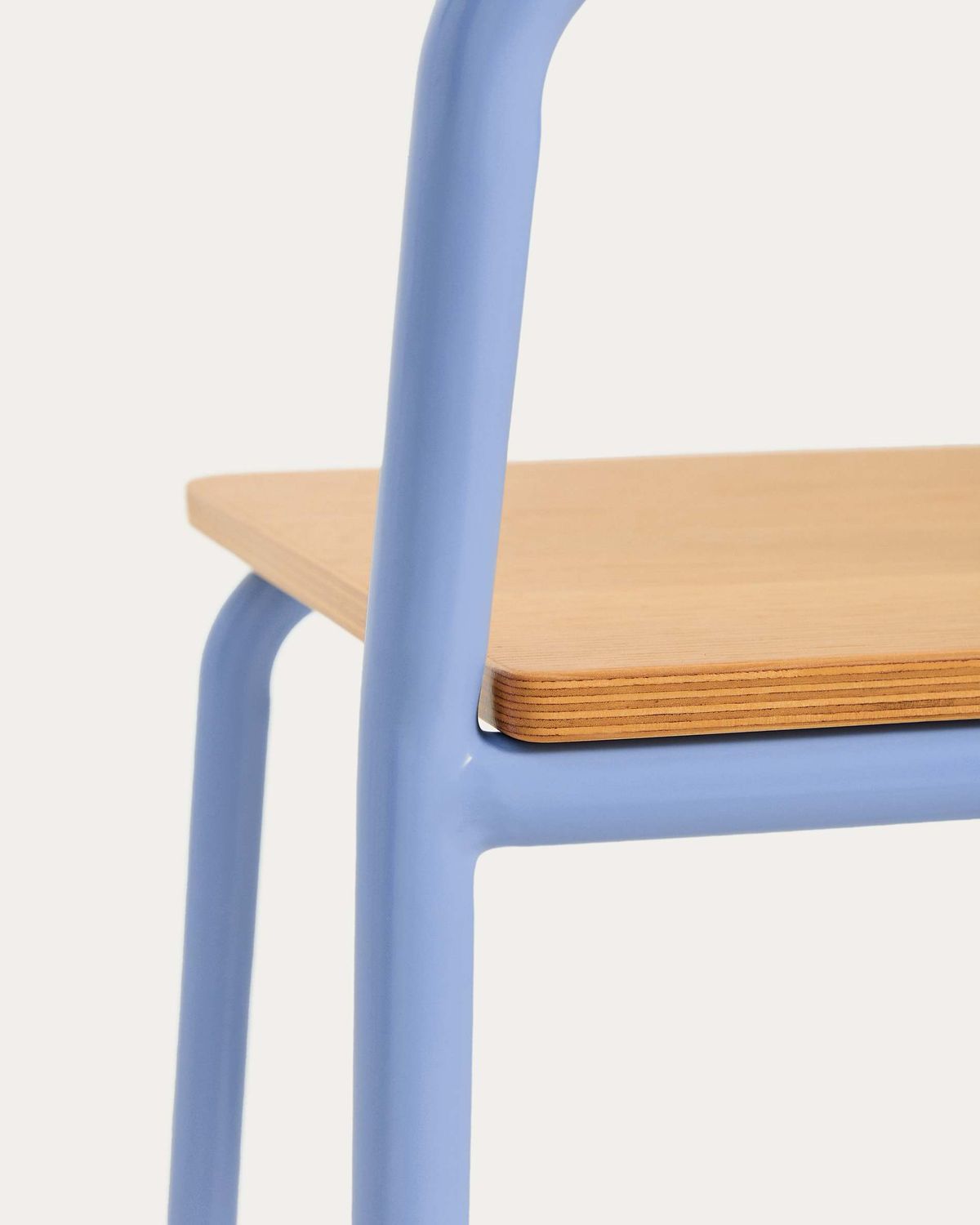 Silla Tinn de chapa de fresno y estructura de metal azul