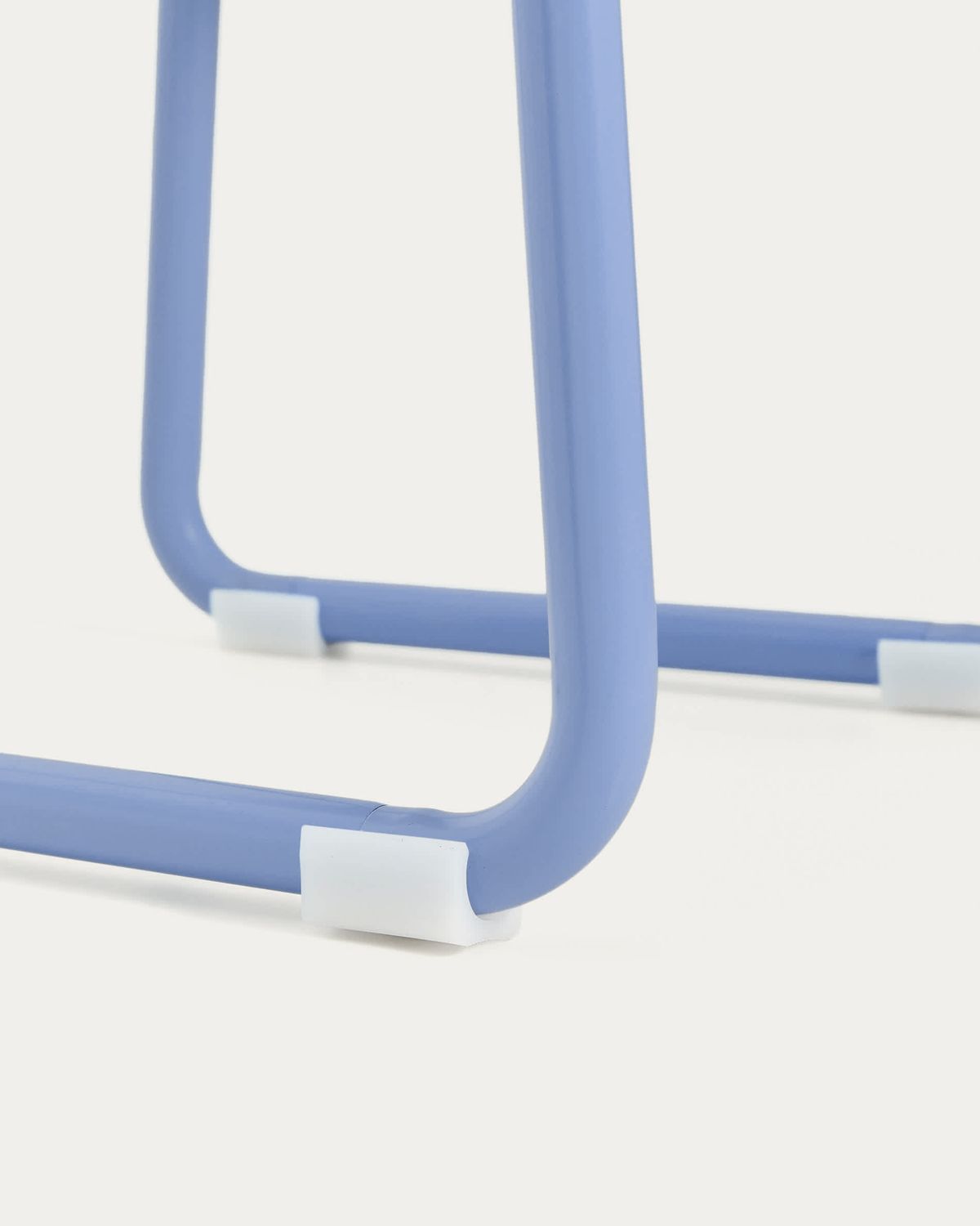 Silla Tinn de chapa de fresno y estructura de metal azul
