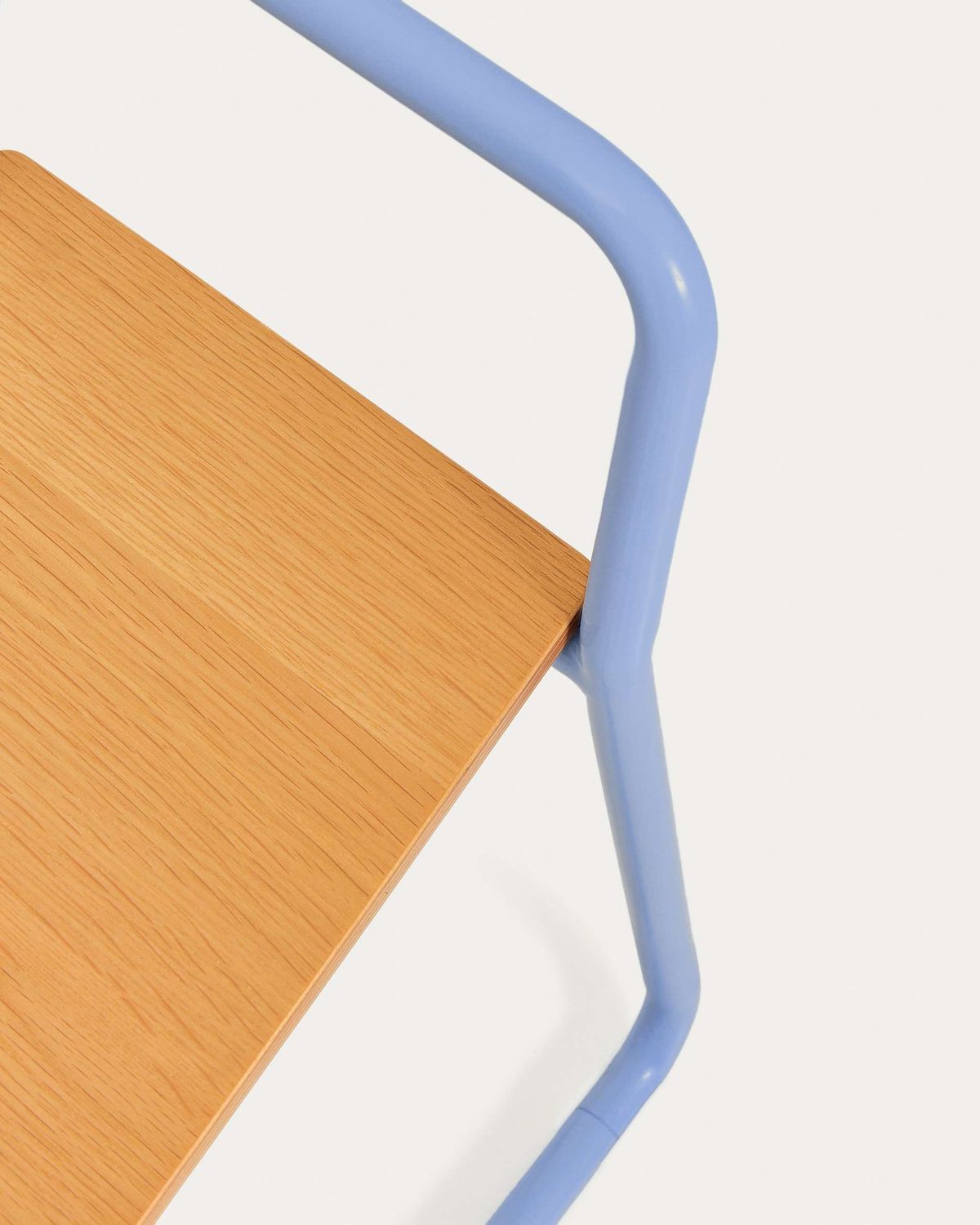 Silla Tinn de chapa de fresno y estructura de metal azul