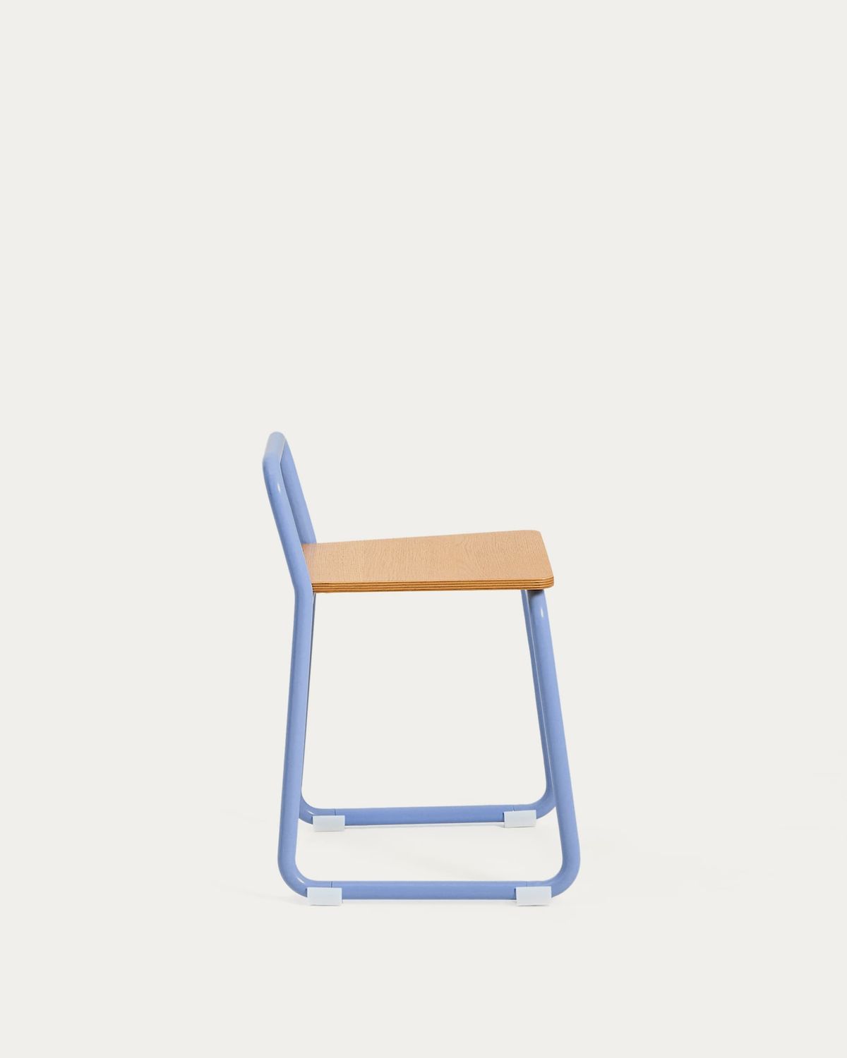 Silla Tinn de chapa de fresno y estructura de metal azul