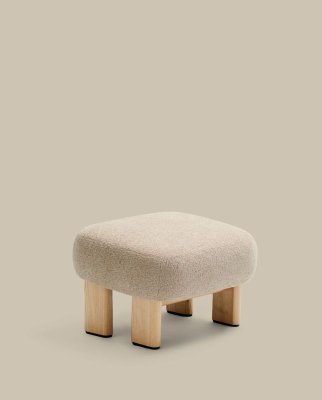 Reposapiés Nema chenilla beige y patas madera maciza fresno acabado natural 65x55,4cm FSC 100%