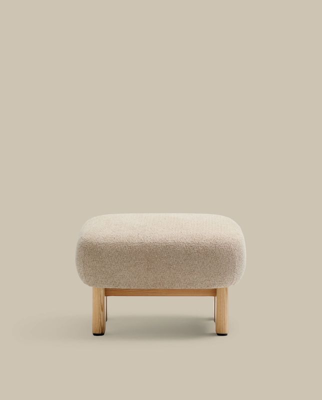 Reposapiés Nema chenilla beige y patas madera maciza fresno acabado natural 65x55,4cm FSC 100%