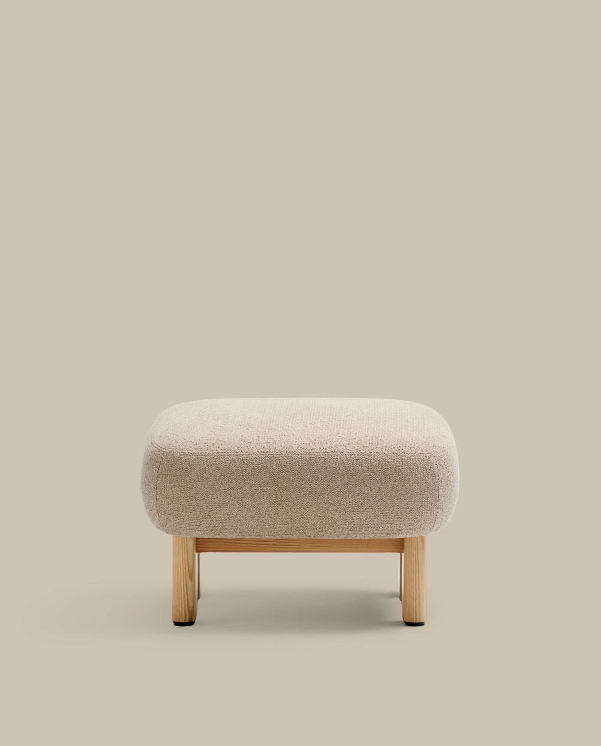 Reposapiés Nema chenilla beige y patas madera maciza fresno acabado natural 65x55,4cm FSC 100%