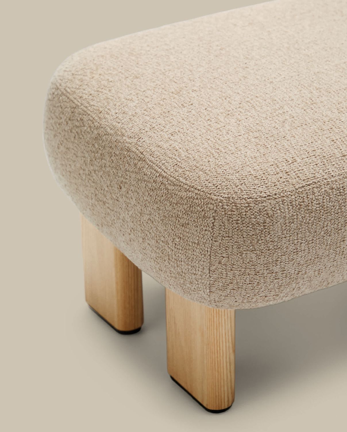 Reposapiés Nema chenilla beige y patas madera maciza fresno acabado natural 65x55,4cm FSC 100%