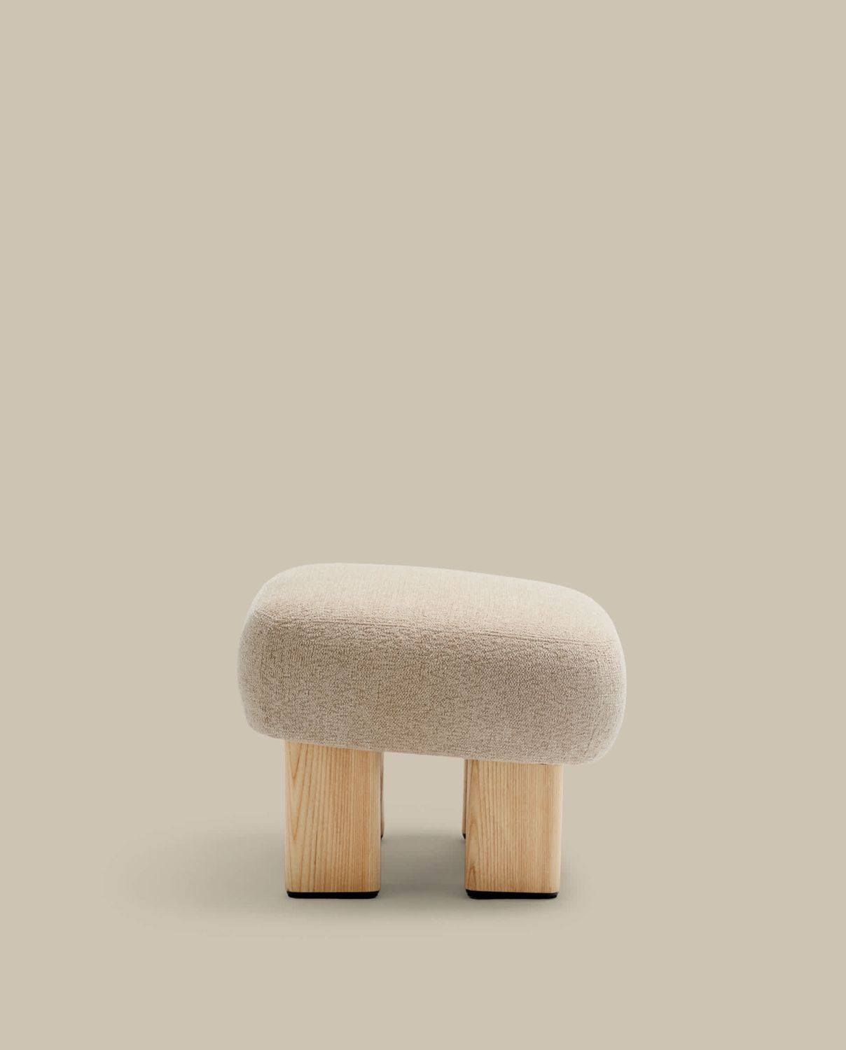 Reposapiés Nema chenilla beige y patas madera maciza fresno acabado natural 65x55,4cm FSC 100%