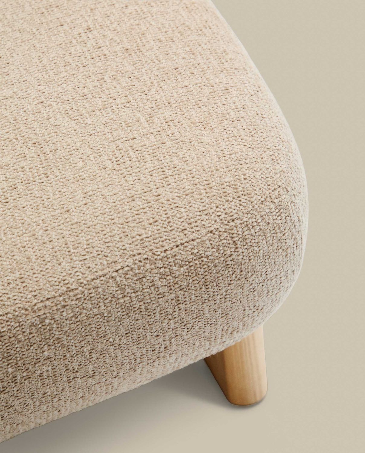 Reposapiés Nema chenilla beige y patas madera maciza fresno acabado natural 65x55,4cm FSC 100%