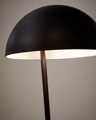 Lámpara de pie Catlar de madera de fresno y metal con acabado pintado negro