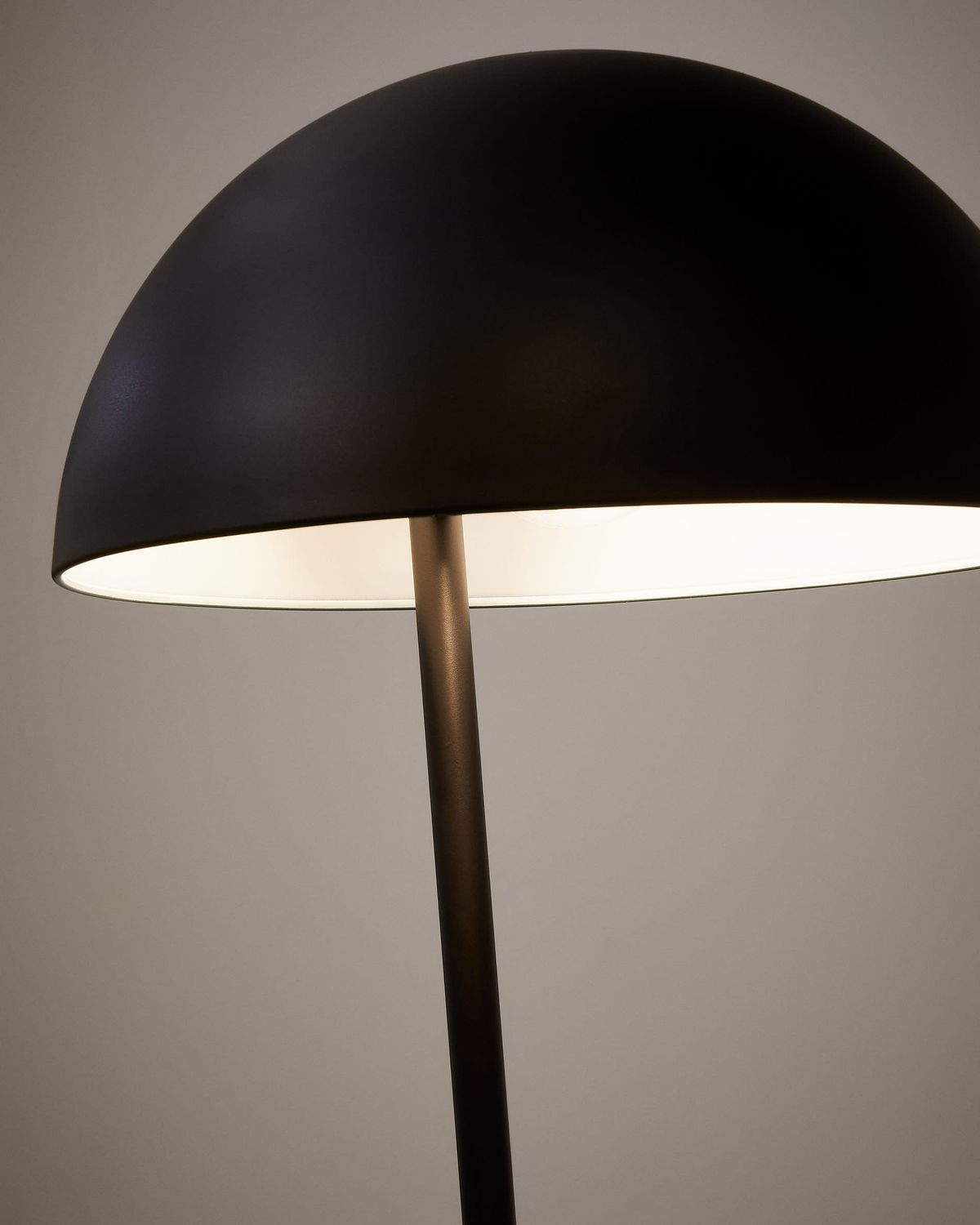 Lámpara de pie Catlar de madera de fresno y metal con acabado pintado negro