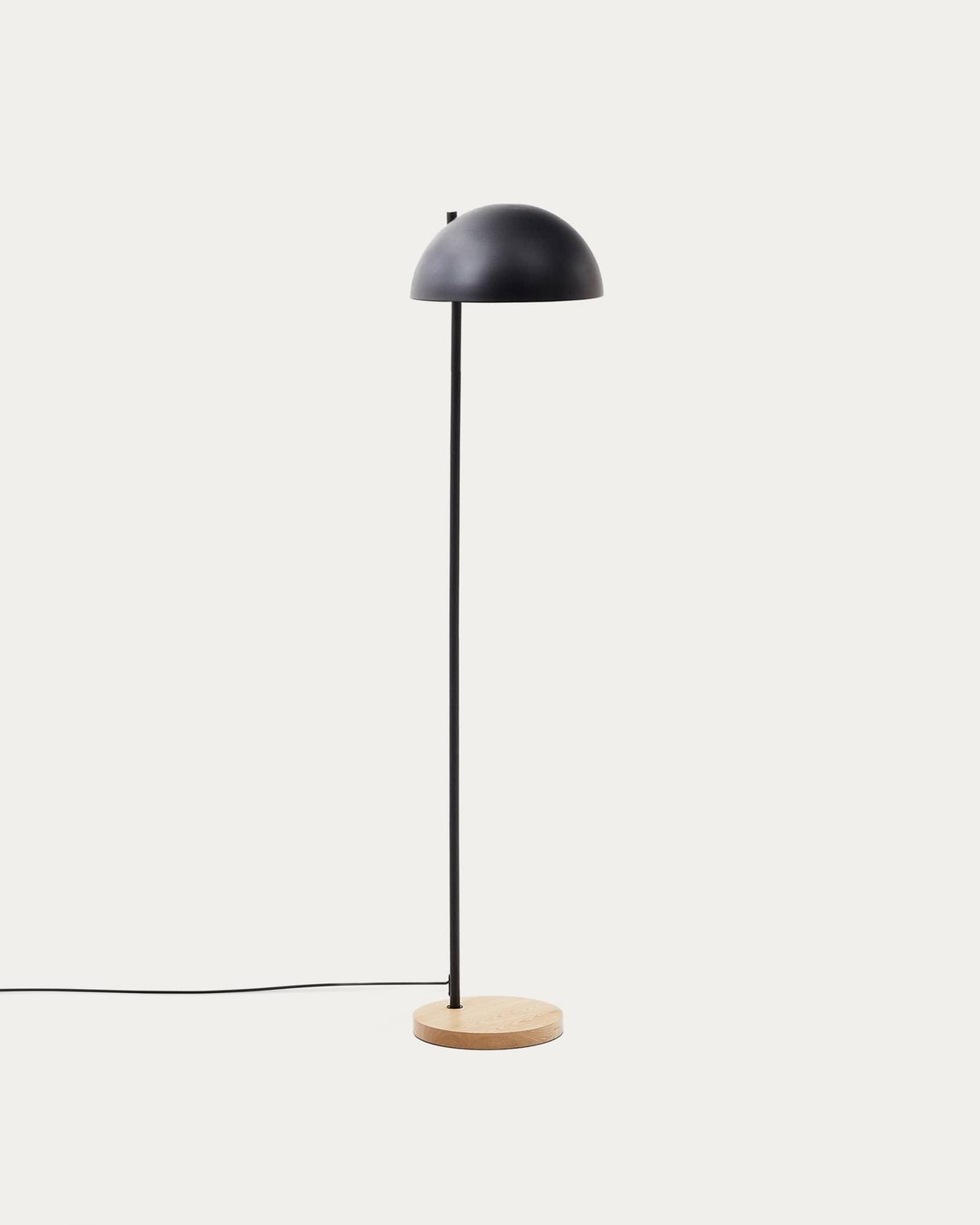Lámpara de pie Catlar de madera de fresno y metal con acabado pintado negro