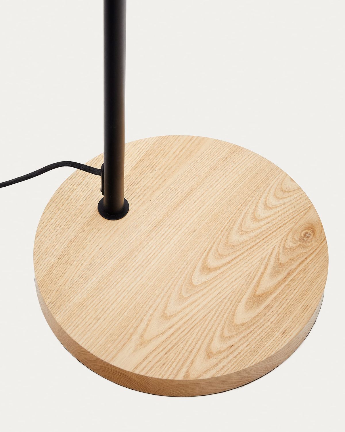 Lámpara de pie Catlar de madera de fresno y metal con acabado pintado negro