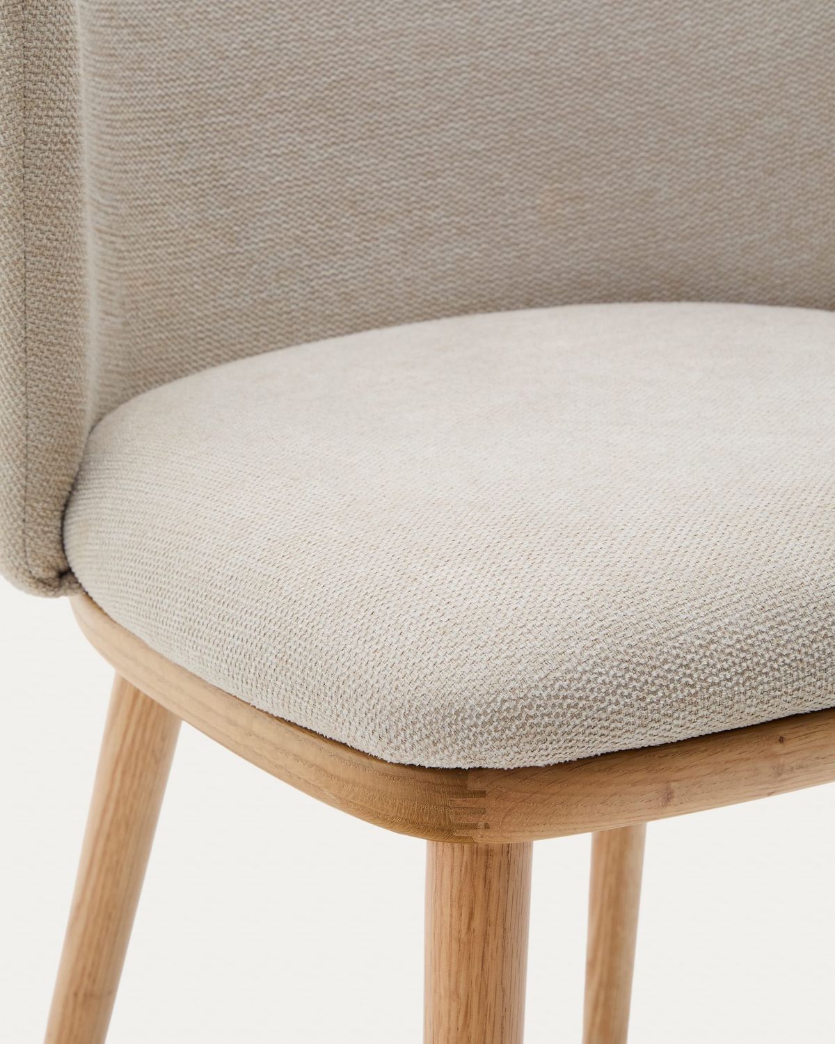 Silla Ciselia chenilla beige y madera maciza de fresno acabado tono natural FSC Mix Credit