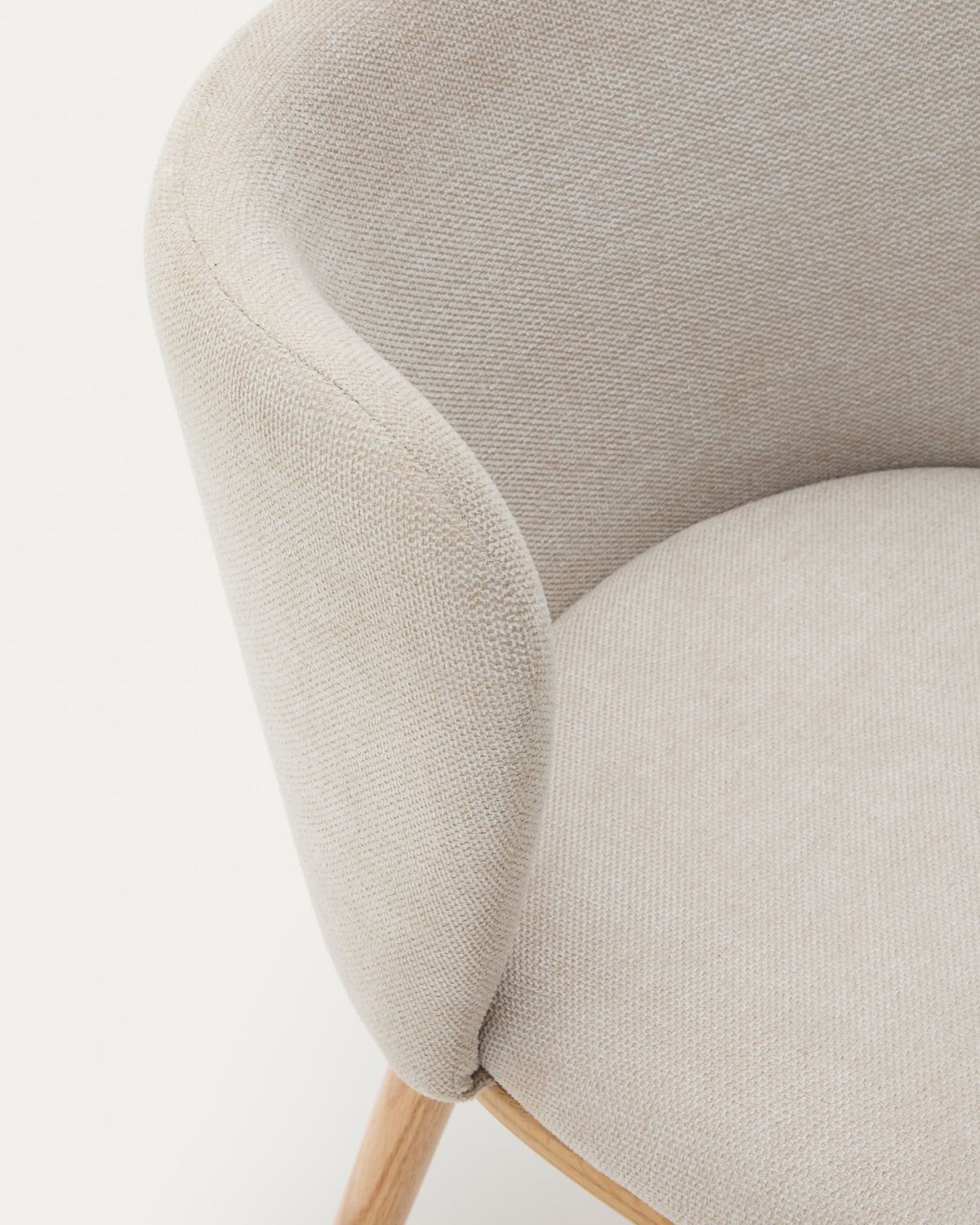 Silla Ciselia chenilla beige y madera maciza de fresno acabado tono natural FSC Mix Credit