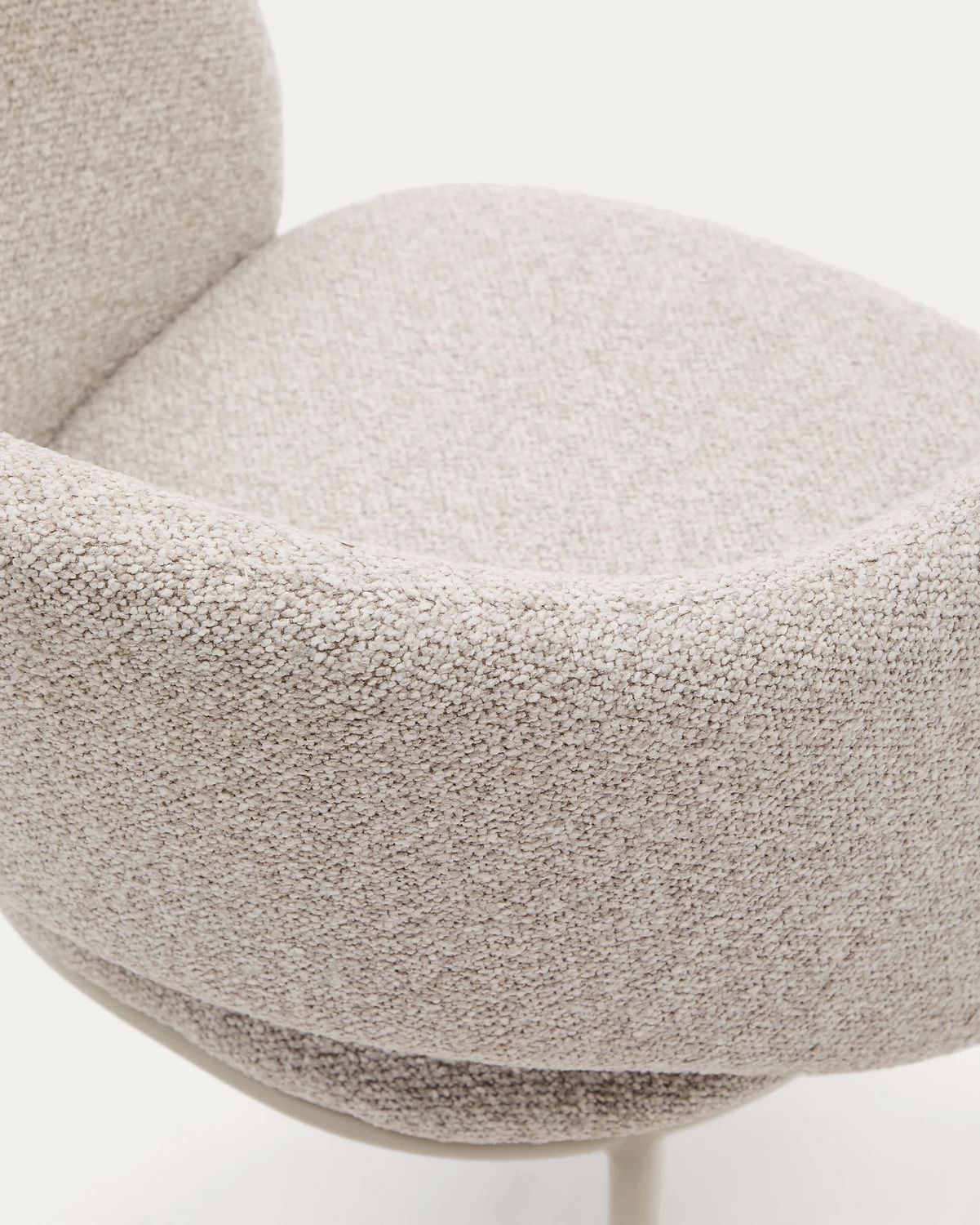 Silla Maina de chenilla gruesa beige y patas de acero con acabado beige FSC Mix Credit