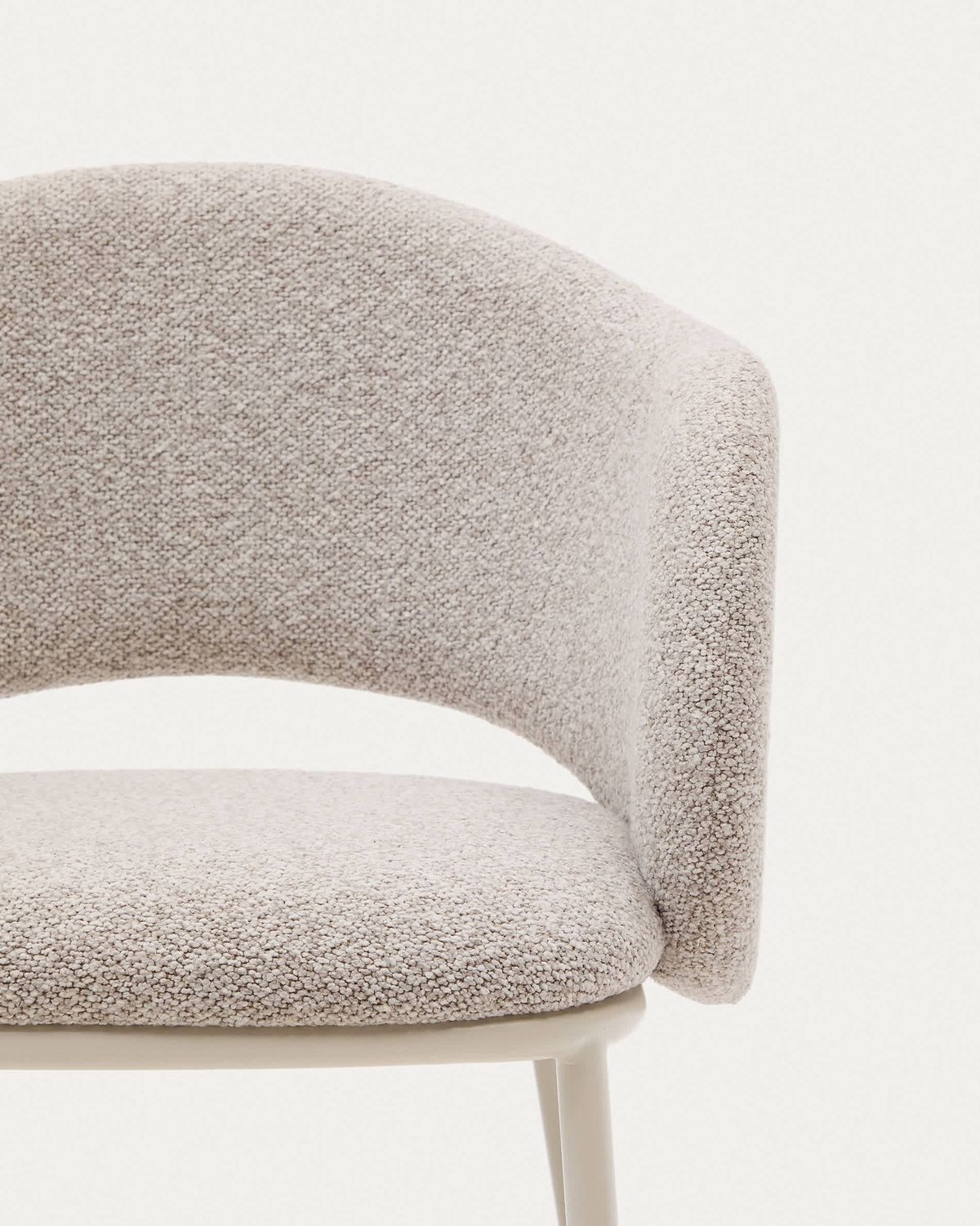Silla Maina de chenilla gruesa beige y patas de acero con acabado beige FSC Mix Credit