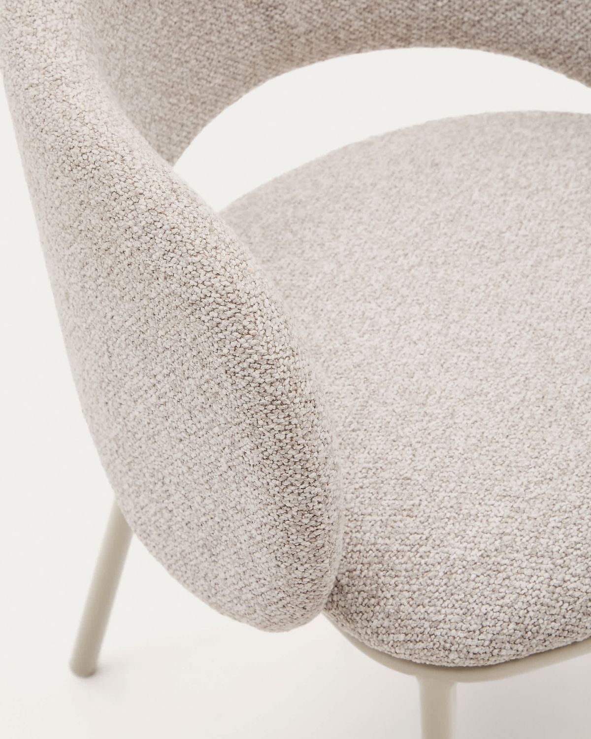 Silla Maina de chenilla gruesa beige y patas de acero con acabado beige FSC Mix Credit