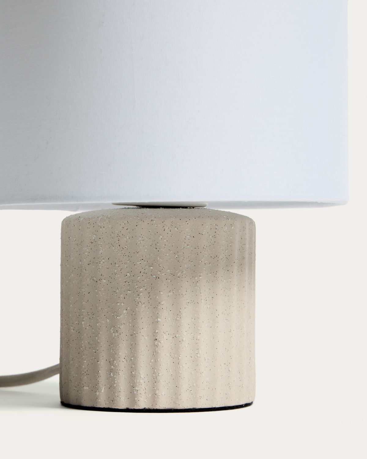 Lámpara de mesa Eshe de cerámica con acabado  beige