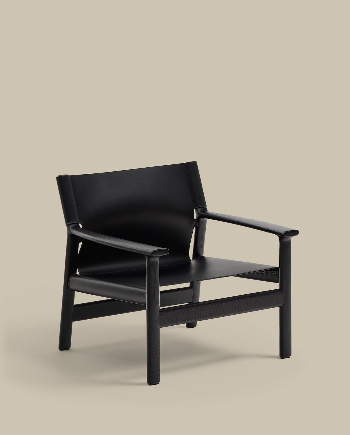Butaca Jan de fibras de cuero reciclado negra y madera maciza de fresno con acabado negro FSC 100%