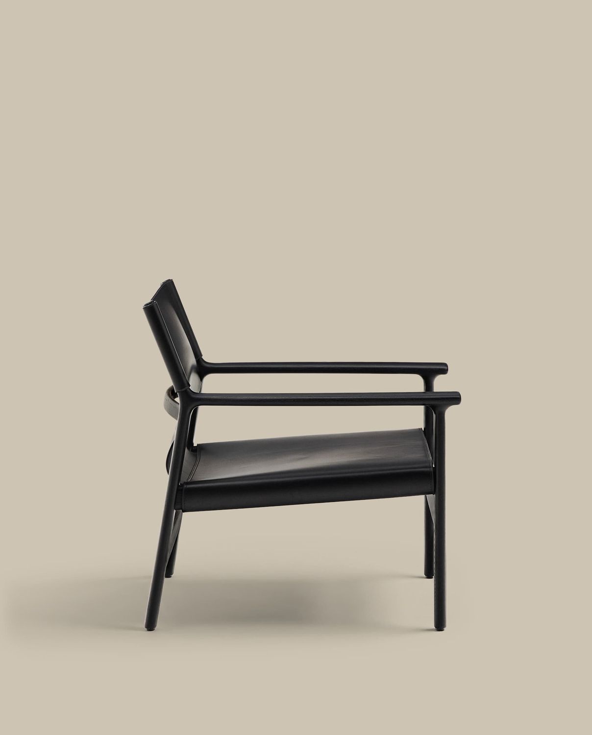 Butaca Jan de fibras de cuero reciclado negra y madera maciza de fresno con acabado negro FSC 100%