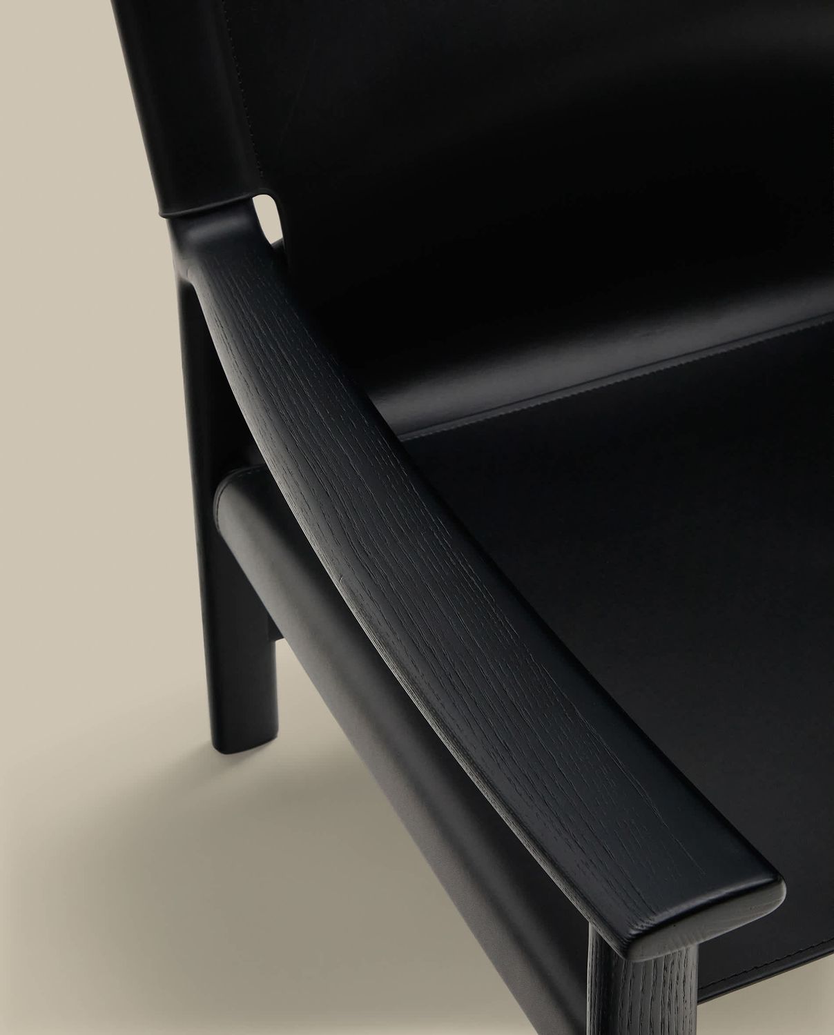Butaca Jan de fibras de cuero reciclado negra y madera maciza de fresno con acabado negro FSC 100%