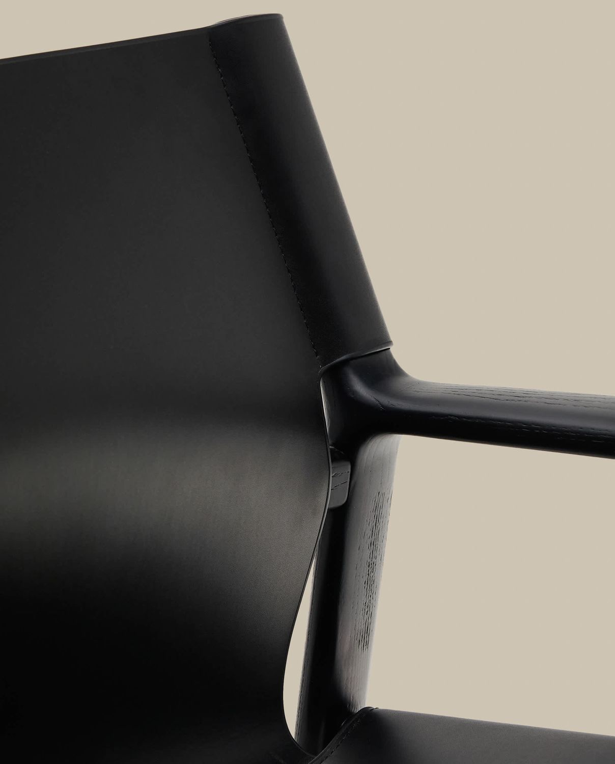 Butaca Jan de fibras de cuero reciclado negra y madera maciza de fresno con acabado negro FSC 100%