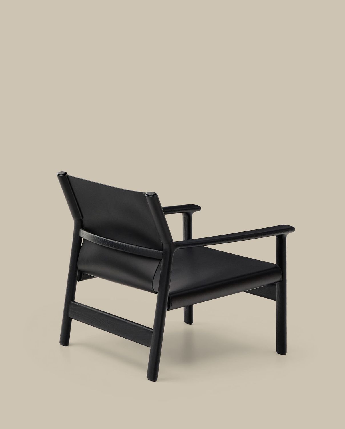 Butaca Jan de fibras de cuero reciclado negra y madera maciza de fresno con acabado negro FSC 100%