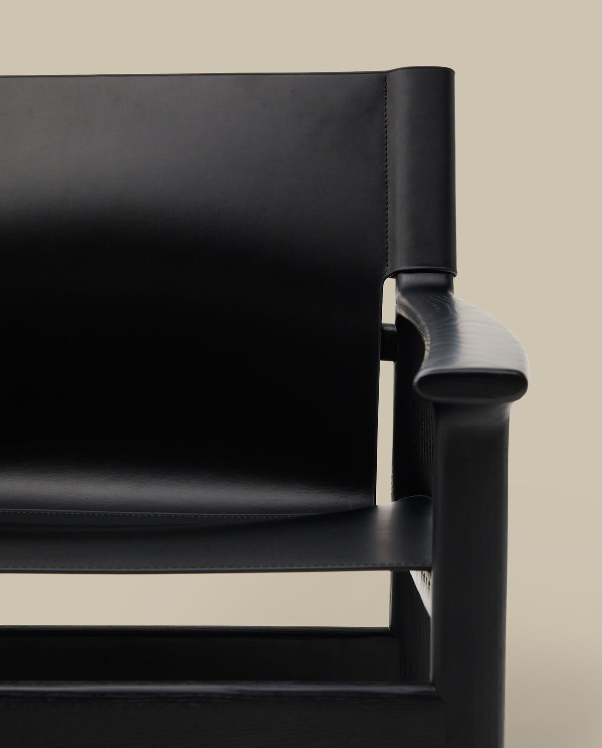 Butaca Jan de fibras de cuero reciclado negra y madera maciza de fresno con acabado negro FSC 100%